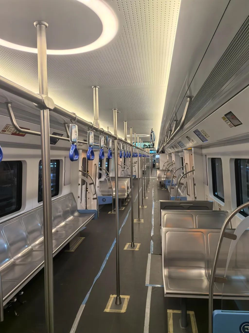 車廂座椅采用橫縱結合布置方式。重慶交通開投鐵路集團供圖